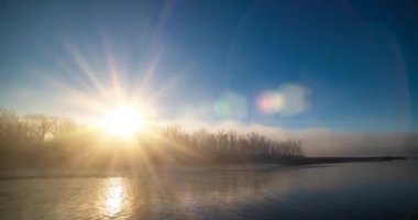 Dağ nehri zamanı yaz ya da sonbahar gündoğumunda azalır. Vahşi doğa, berrak su ve her zaman yeşil olan kırsal vadi. Güneş ışınları ve yoğun sabah sisi. Motorlu doli kaydırma hareketi