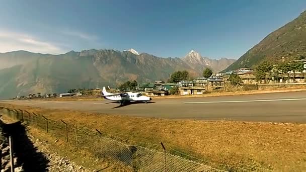 Lukla ネパール 12月2017 カトマンズからの航空機が空港に到着します 野生のヒマラヤの標高の高い自然と山の谷 木々に覆われた岩の斜面 ベースキャンプへのトレッキングエリア — ストック動画