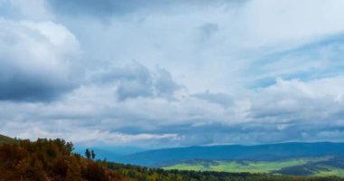 Dağ Gölü yaz ya da sonbahar zamanında zaman atlaması. Vahşi doğa ve kırsal alan. Hızlı bulutlar, yeşil çimenler ve dramatik gökyüzü. Motorlu doli kaydırma hareketi