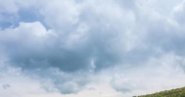 Dağ Gölü yaz ya da sonbahar zamanında zaman atlaması. Vahşi doğa ve kırsal alan. Hızlı bulutlar, yeşil çimenler ve dramatik gökyüzü. Motorlu doli kaydırma hareketi