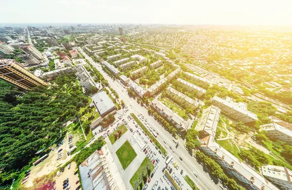 Luftaufnahme Der Stadt Mit Kreuzungen Und Straßen Häusern Gebäuden Parks lizenzfreie Stockfotos