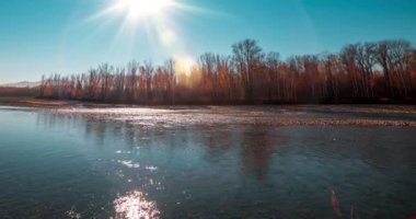 Dağ nehri zamanı yaz ya da sonbahar günbatımında azalır. Vahşi doğa, berrak su ve her zaman yeşil olan kırsal vadi. Güneş ışınları ve yoğun akşam sisi. Motorlu doli kaydırma hareketi