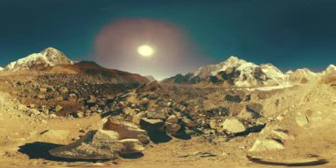Everest Üssü 'nün 360 vr panoramik görüntüsü. Everest Dağı, güzel gökyüzü ve Khumbu buzulu. Khumbu Vadisi, Sagarmatha Ulusal Parkı, Himalayalar 'ın Nepal' i. EBC iz yolunun bitiş noktası