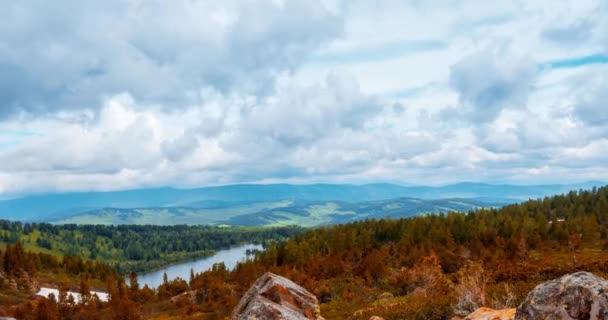 夏や秋の時間に山の湖の時間の経過 野生の自然と農村のフィールド 速い雲の動き 緑の草と劇的な空 電動ドリルスライダーの動き ストック動画