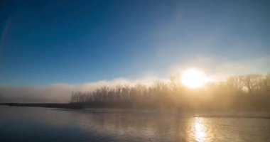 Dağ nehri zamanı yaz ya da sonbahar günbatımında azalır. Vahşi doğa, berrak su ve her zaman yeşil olan kırsal vadi. Güneş ışınları ve yoğun akşam sisi. Motorlu doli kaydırma hareketi