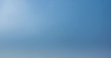 Sonbahar günbatımında 4k dağlık çayır zamanı. Vahşi doğa ve kırsal sarı çayır. Yoğun sabah sisi, güneş ışınları ve ağaçlar. Motorlu doli kaydırıcı