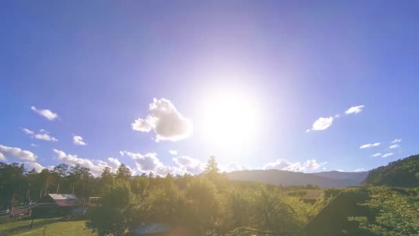 Uhd山の村は 夏または秋の時間に経過します 野生のアジアの自然と農村のフィールド 緑の草 太陽光線の動き 動画クリップ