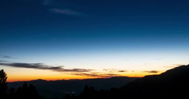 山湖时隔夏天或秋天 野生的自然和美丽的日落 云彩飘扬 暮色深沉 天空戏剧化 机动滑翔机 — 图库视频影像