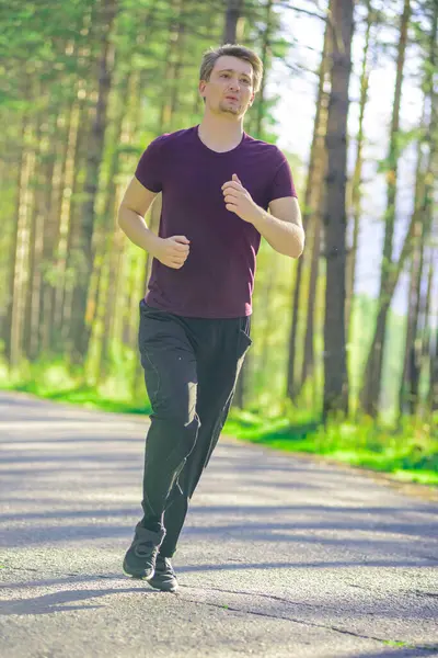 Biegacz Biegający Parku Miejskim Piękny Letni Dzień Sport Fitness Model Zdjęcia Stockowe bez tantiem