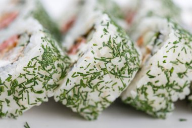 Sushi seti ve beyaz arka plan kompozisyon. Japon Gıda Restoran, sushi maki gunkan rulo levha veya plakalı ayarla.