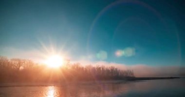 Dağ nehri zamanı yaz ya da sonbahar gündoğumunda azalır. Vahşi doğa, berrak su ve her zaman yeşil olan kırsal vadi. Güneş ışınları ve yoğun sabah sisi. Motorlu doli kaydırma hareketi