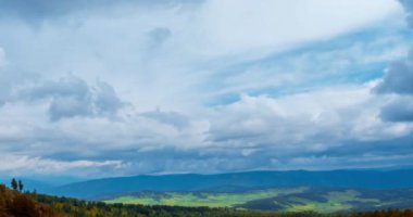 Dağ Gölü yaz ya da sonbahar zamanında zaman atlaması. Vahşi doğa ve kırsal alan. Hızlı bulutlar, yeşil çimenler ve dramatik gökyüzü. Motorlu doli kaydırma hareketi