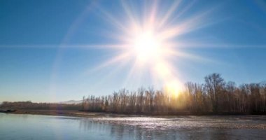 Dağ nehri zamanı yaz ya da sonbahar günbatımında azalır. Vahşi doğa, berrak su ve her zaman yeşil olan kırsal vadi. Güneş ışınları ve yoğun akşam sisi. Motorlu doli kaydırma hareketi