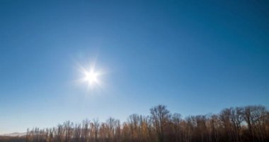Dağ nehri zamanı yaz ya da sonbahar günbatımında azalır. Vahşi doğa, berrak su ve her zaman yeşil olan kırsal vadi. Güneş ışınları ve yoğun akşam sisi. Motorlu doli kaydırma hareketi