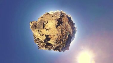 360 VR Gokyo Ri dağ tepesi. Tibet Budist bayrağı. Vahşi Himalayalar yüksek irtifa doğa ve dağ vadisi. Karla kaplı kayalık yamaçlar. Küçük gezegen dönüşümü.