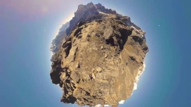360 VR Gokyo Ri dağ tepesi. Tibet Budist bayrağı. Vahşi Himalayalar yüksek irtifa doğa ve dağ vadisi. Karla kaplı kayalık yamaçlar. Küçük gezegen dönüşümü.