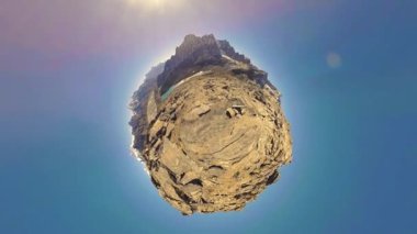 360 VR Gokyo Ri dağ tepesi. Tibet Budist bayrağı. Vahşi Himalayalar yüksek irtifa doğa ve dağ vadisi. Karla kaplı kayalık yamaçlar. Küçük gezegen dönüşümü.