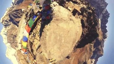 360 VR Gokyo Ri dağ tepesi. Tibet Budist bayrağı. Vahşi Himalayalar yüksek irtifa doğa ve dağ vadisi. Kayalık yamaçlar karla kaplı..