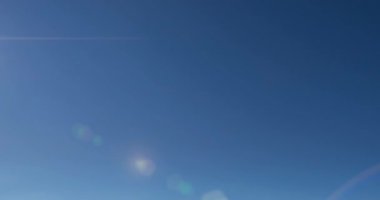 Sonbahar günbatımında 4k dağlık çayır zamanı. Vahşi doğa ve çim tarlasında kırsal samanlıklar. Akşam sisi, güneş ışınları ve ağaçlar. Motorlu doli kaydırıcı