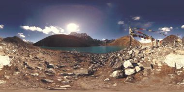 Kış mevsiminde 360 HD VR Gokyo Ri dağ gölü. Vahşi Himalayalar yüksek irtifa doğa ve dağ vadisi. Kayalık yamaçlar buzla kaplı.