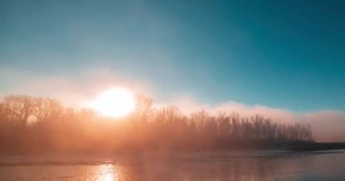 Dağ nehri zamanı yaz ya da sonbahar gündoğumunda azalır. Vahşi doğa, berrak su ve her zaman yeşil olan kırsal vadi. Güneş ışınları ve yoğun sabah sisi. Motorlu doli kaydırma hareketi