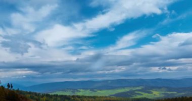 Dağ Gölü yaz ya da sonbahar zamanında zaman atlaması. Vahşi doğa ve kırsal alan. Hızlı bulutlar, yeşil çimenler ve dramatik gökyüzü. Motorlu doli kaydırma hareketi