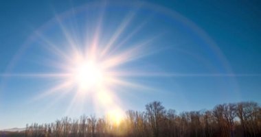 Dağ nehri zamanı yaz ya da sonbahar günbatımında azalır. Vahşi doğa, berrak su ve her zaman yeşil olan kırsal vadi. Güneş ışınları ve yoğun akşam sisi. Motorlu doli kaydırma hareketi