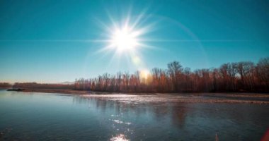 Dağ nehri zamanı yaz ya da sonbahar günbatımında azalır. Vahşi doğa, berrak su ve her zaman yeşil olan kırsal vadi. Güneş ışınları ve yoğun akşam sisi. Motorlu doli kaydırma hareketi