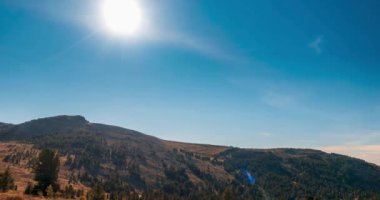 Dağ gölü zamanı yaz ya da sonbaharda azalır. Vahşi doğa ve güzel günbatımı. Hareketli bulutlar, derin alacakaranlık ve dramatik gökyüzü. Motorlu Dolly Kaydırıcı