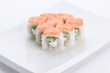 Sushi seti ve beyaz arka plan kompozisyon. Japon Gıda Restoran, sushi maki gunkan rulo levha veya plakalı ayarla.