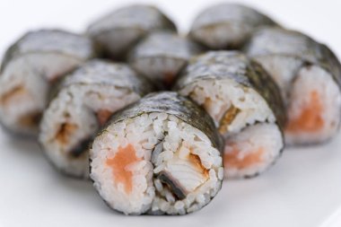 Sushi seti ve beyaz arka plan kompozisyon. Japon Gıda Restoran, sushi maki gunkan rulo levha veya plakalı ayarla.