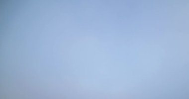 Sonbahar gündoğumu saatinde 4k dağlık çayır zamanı. Vahşi doğa ve çim tarlasında kırsal samanlıklar. Sabah sisi, güneş ışınları ve ağaçlar. Motorlu doli kaydırıcı