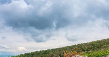 Dağ Gölü yaz ya da sonbahar zamanında zaman atlaması. Vahşi doğa ve kırsal alan. Hızlı bulutlar, yeşil çimenler ve dramatik gökyüzü. Motorlu doli kaydırma hareketi