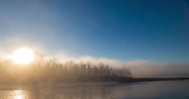 Dağ nehri zamanı yaz ya da sonbahar gündoğumunda azalır. Vahşi doğa, berrak su ve her zaman yeşil olan kırsal vadi. Güneş ışınları ve yoğun sabah sisi. Motorlu doli kaydırma hareketi