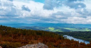 Dağ Gölü yaz ya da sonbahar zamanında zaman atlaması. Vahşi doğa ve kırsal alan. Hızlı bulutlar, yeşil çimenler ve dramatik gökyüzü. Motorlu doli kaydırma hareketi
