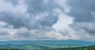 Dağ Gölü yaz ya da sonbahar zamanında zaman atlaması. Vahşi doğa ve kırsal alan. Hızlı bulutlar, yeşil çimenler ve dramatik gökyüzü. Motorlu doli kaydırma hareketi