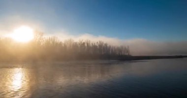 Dağ nehri zamanı yaz ya da sonbahar gündoğumunda azalır. Vahşi doğa, berrak su ve her zaman yeşil olan kırsal vadi. Güneş ışınları ve yoğun sabah sisi. Motorlu doli kaydırma hareketi