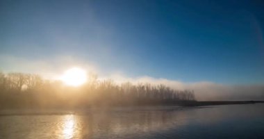 Dağ nehri zamanı yaz ya da sonbahar gündoğumunda azalır. Vahşi doğa, berrak su ve her zaman yeşil olan kırsal vadi. Güneş ışınları ve yoğun sabah sisi. Motorlu doli kaydırma hareketi