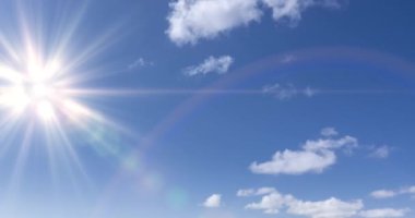 Güneş hareketinin 4K UHD zaman dilimi kristal berrak gökyüzünde ve karlı dağın tepesinde bulutlar. Sonbahar yüksek rakımlı çayırlarda sarı çimenler. Uçsuz bucaksız. Kamera hareketi