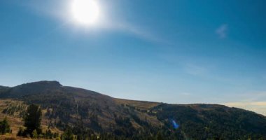 Dağ gölü zamanı yaz ya da sonbaharda azalır. Vahşi doğa ve güzel günbatımı. Hareketli bulutlar, derin alacakaranlık ve dramatik gökyüzü. Motorlu Dolly Kaydırıcı