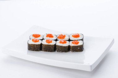 Sushi seti ve beyaz arka plan kompozisyon. Japon Gıda Restoran, sushi maki gunkan rulo levha veya plakalı ayarla.