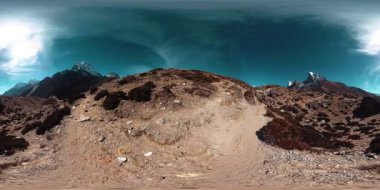 Nepal 'deki Dingboche ve Pheriche köyünün 4K VR' si, Everest ana kamp alanının temel noktası. EBC. Himalayalar 'da dağ yürüyüşü yolunda budist bir ahmak..