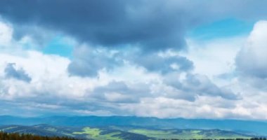 Dağ Gölü yaz ya da sonbahar zamanında zaman atlaması. Vahşi doğa ve kırsal alan. Hızlı bulutlar, yeşil çimenler ve dramatik gökyüzü. Motorlu doli kaydırma hareketi