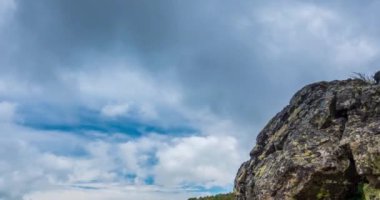 Dağ Gölü yaz ya da sonbahar zamanında zaman atlaması. Vahşi doğa ve kırsal alan. Hızlı bulutlar, yeşil çimenler ve dramatik gökyüzü. Motorlu doli kaydırma hareketi
