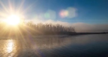Dağ nehri zamanı yaz ya da sonbahar gündoğumunda azalır. Vahşi doğa, berrak su ve her zaman yeşil olan kırsal vadi. Güneş ışınları ve yoğun sabah sisi. Motorlu doli kaydırma hareketi