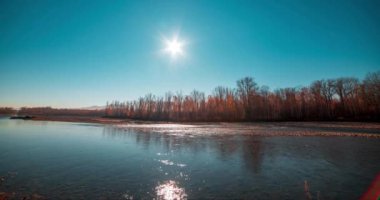 Dağ nehri zamanı yaz ya da sonbahar günbatımında azalır. Vahşi doğa, berrak su ve her zaman yeşil olan kırsal vadi. Güneş ışınları ve yoğun akşam sisi. Motorlu doli kaydırma hareketi