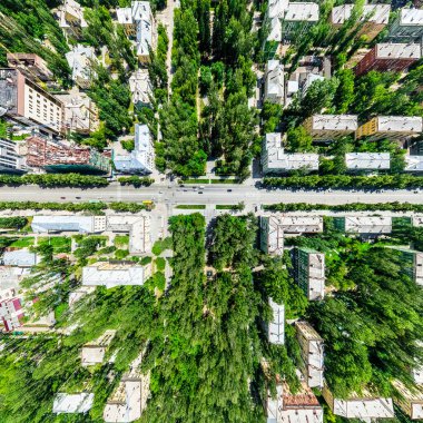 Kesişen yollar, evler, binalar, parklar, otoparklar, köprüler olan havacılık şehri manzarası. Helikopter insansız hava aracı atışı. Geniş Panoramik resim.