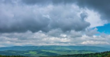Dağ Gölü yaz ya da sonbahar zamanında zaman atlaması. Vahşi doğa ve kırsal alan. Hızlı bulutlar, yeşil çimenler ve dramatik gökyüzü. Motorlu doli kaydırma hareketi