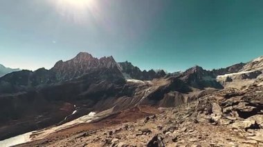 360 VR Gokyo Ri dağ tepesi. Tibet Budist bayrağı. Vahşi Himalayalar yüksek irtifa doğa ve dağ vadisi. Karla kaplı kayalık yamaçlar. Panorama kamera hareketi.