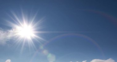 Sonbahar gündoğumu saatinde 4k dağlık çayır zamanı. Vahşi doğa ve çim tarlasında kırsal samanlıklar. Sabah sisi, güneş ışınları ve ağaçlar. Motorlu doli kaydırıcı